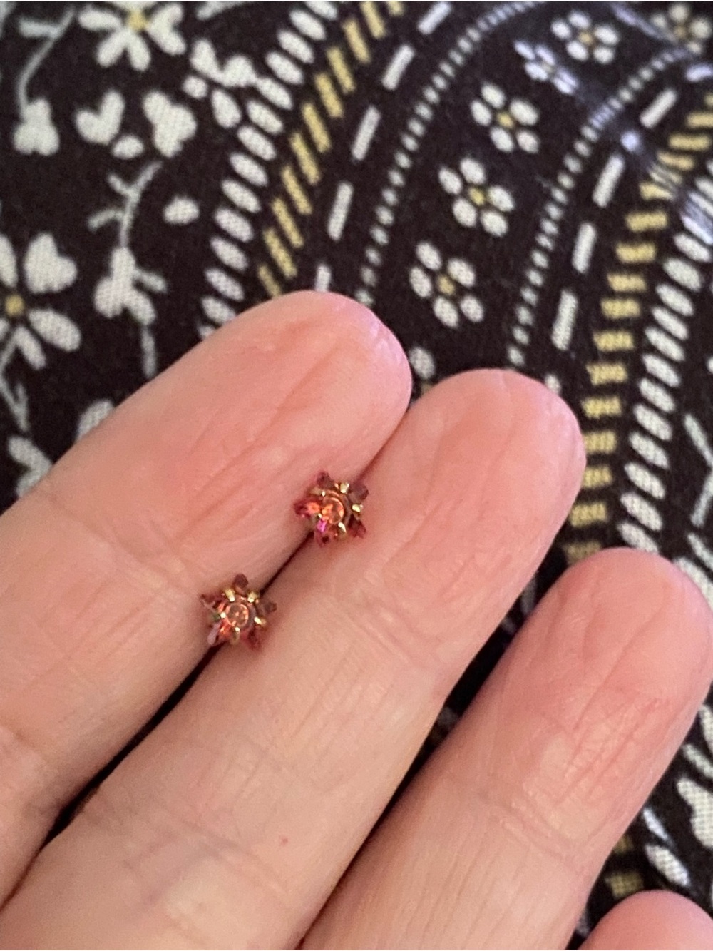 Tiny star earrings